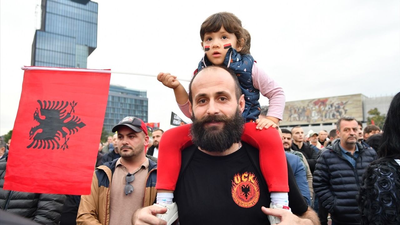 Arnavutluk'ta UÇK Destek Gösterisi: Lahey'deki Yargılanmalara Tepki