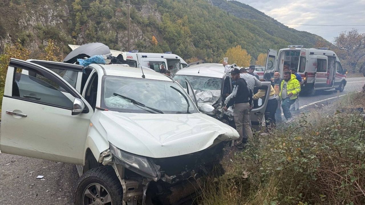Artvin'de Üç Araçla Trafik Kazası: Dört Yaralı