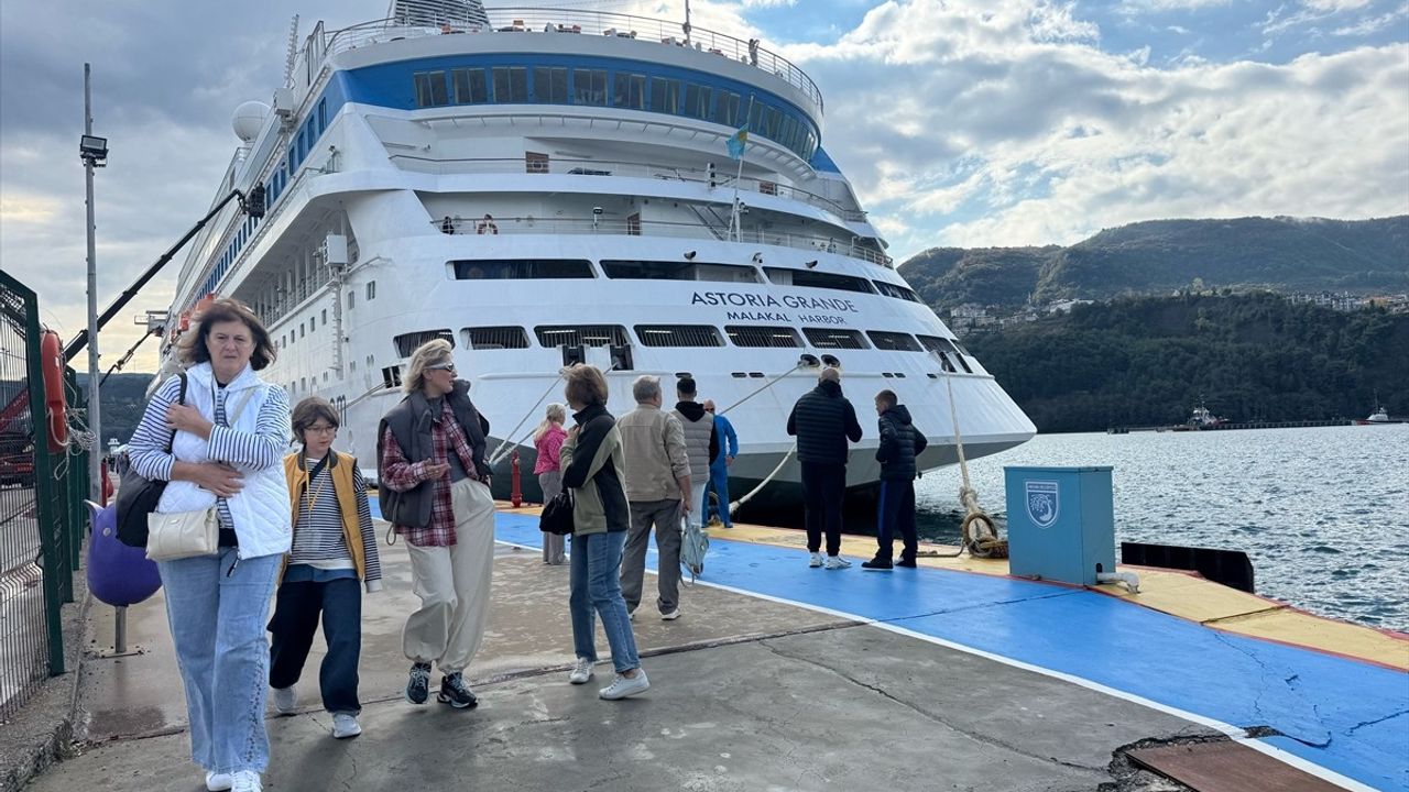 Astoria Grande Kruvaziyeri Amasra'ya Geldi