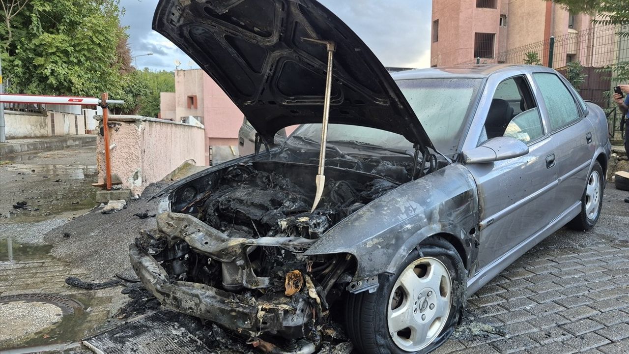 Aydın'da Seyir Halindeki Otomobil Yandı
