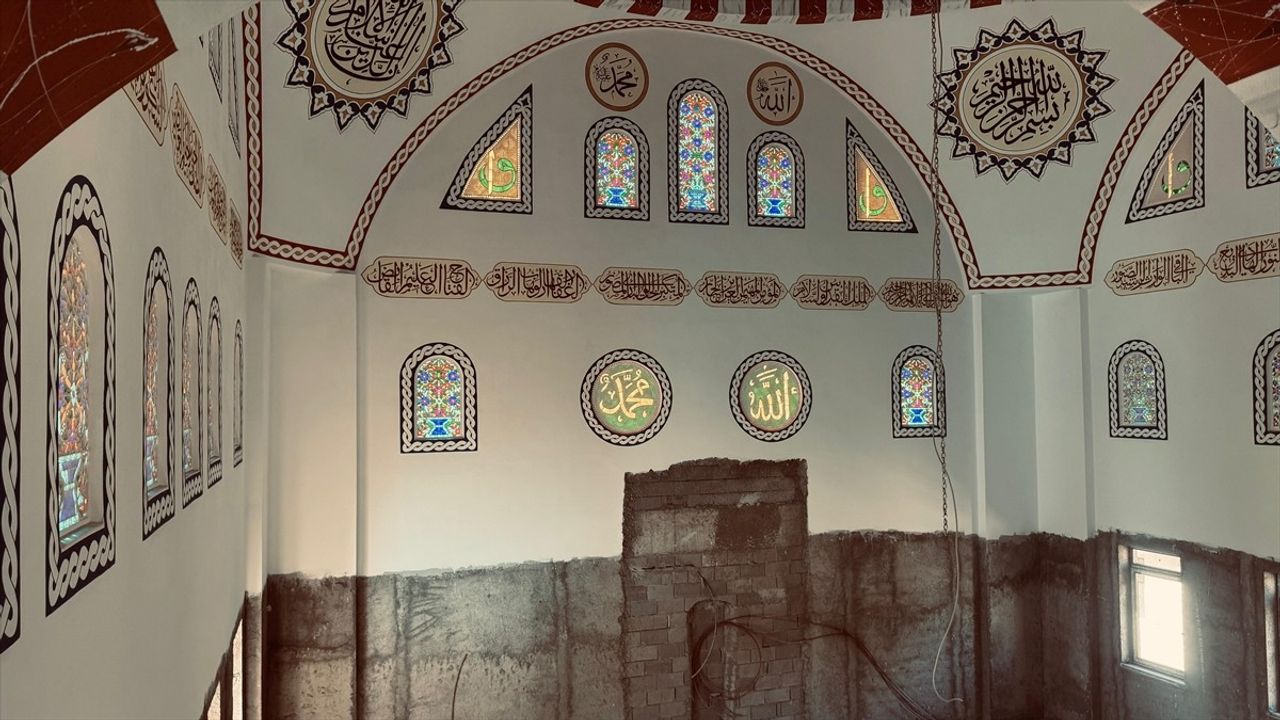 Baba ve Kızı Geleneksel El Sanatları ile Camileri Süslüyor