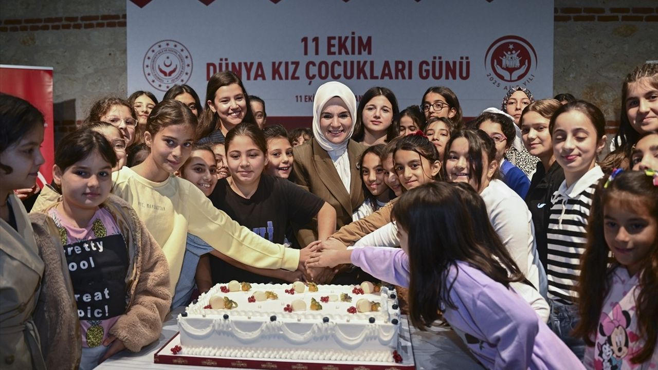 Bakan Göktaş, Dünya Kız Çocukları Günü'nde Mutluluk ve Eğitim Mesajı Verdi