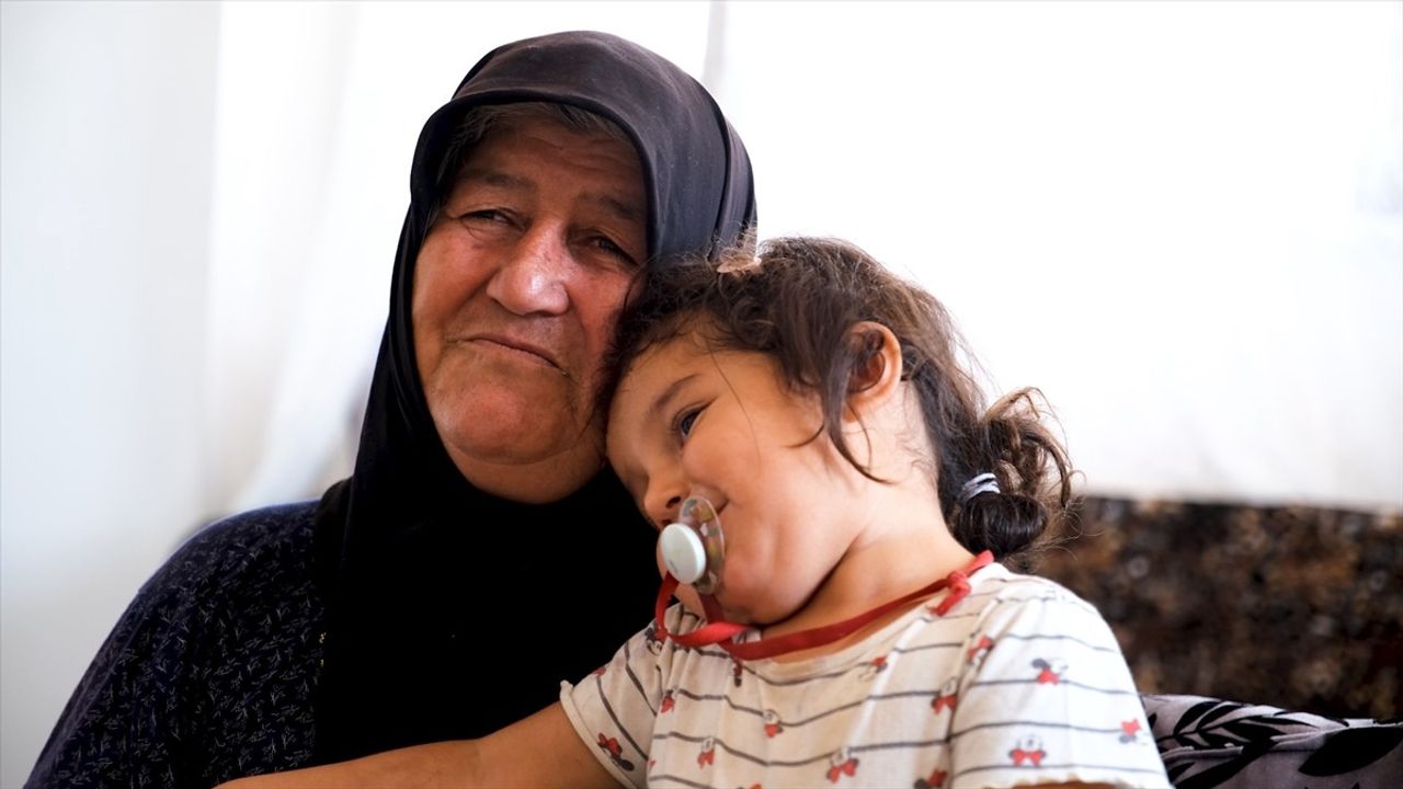 Bakan Kurum'dan Depremzede Aileye Destek