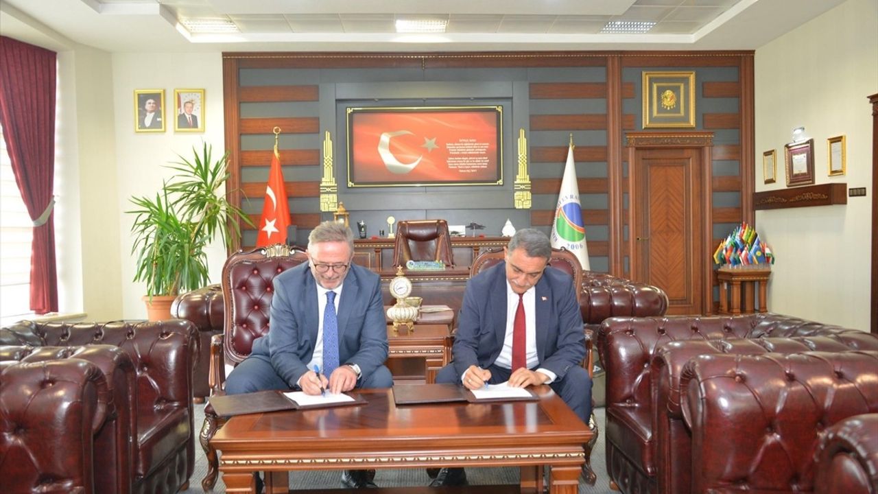 Bakan Uraloğlu Kırşehir'de Gençlerle Bir Araya Geldi
