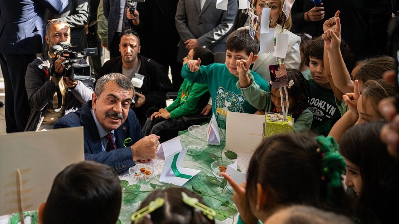Bakanlar Tekin ve Yumaklı Özel Gereksinimli Öğrencilerle Bir Araya Geldi