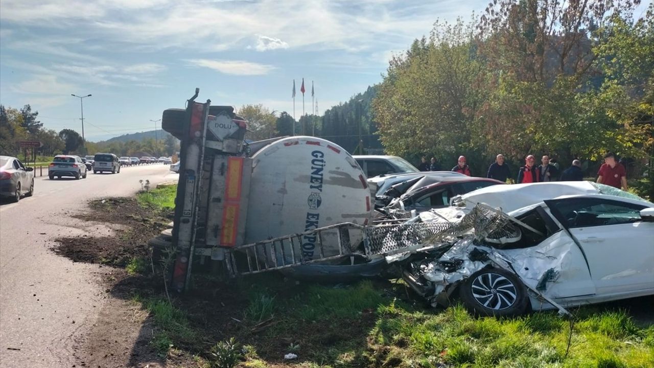 Balıkesir'de Devrilen Tanker 7 Araca Hasar Verdi