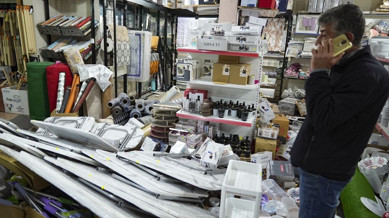 Balıkesir Sındırgı'da Deprem Sonrası Esnafın Üzüntüsü