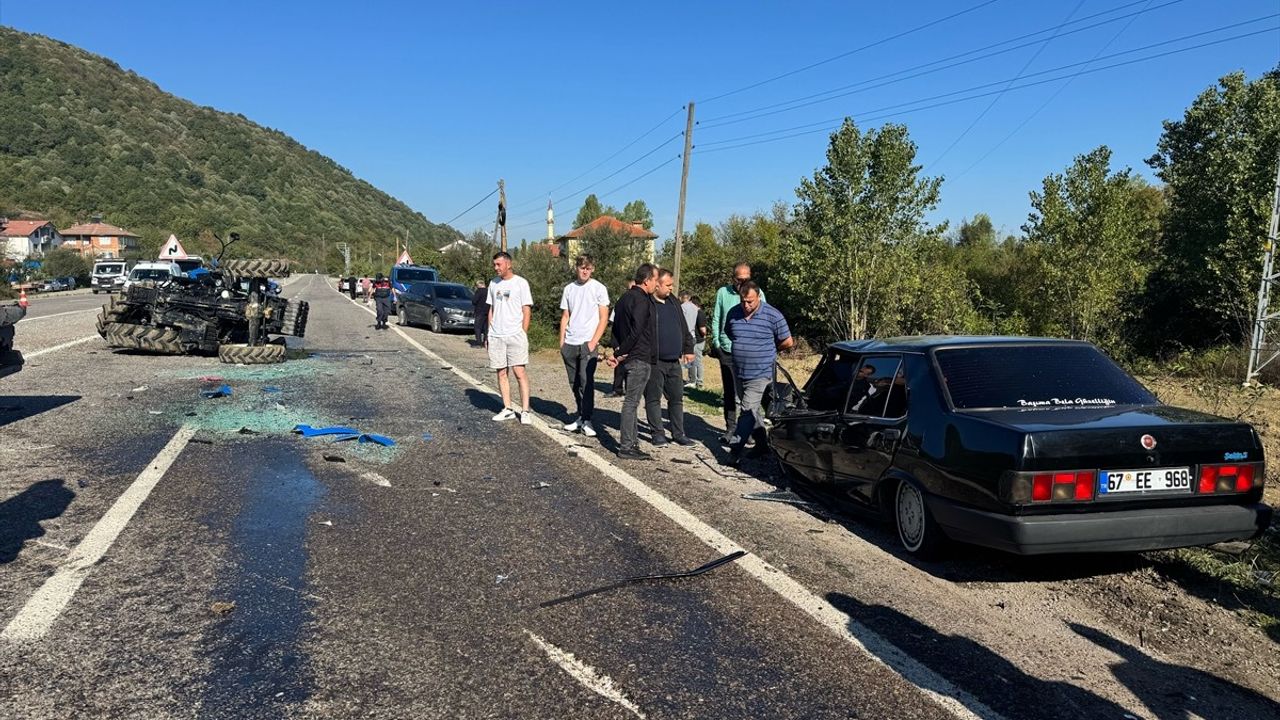 Bartın'da Otomobil ve Traktör Çarpışması: 4 Yaralı