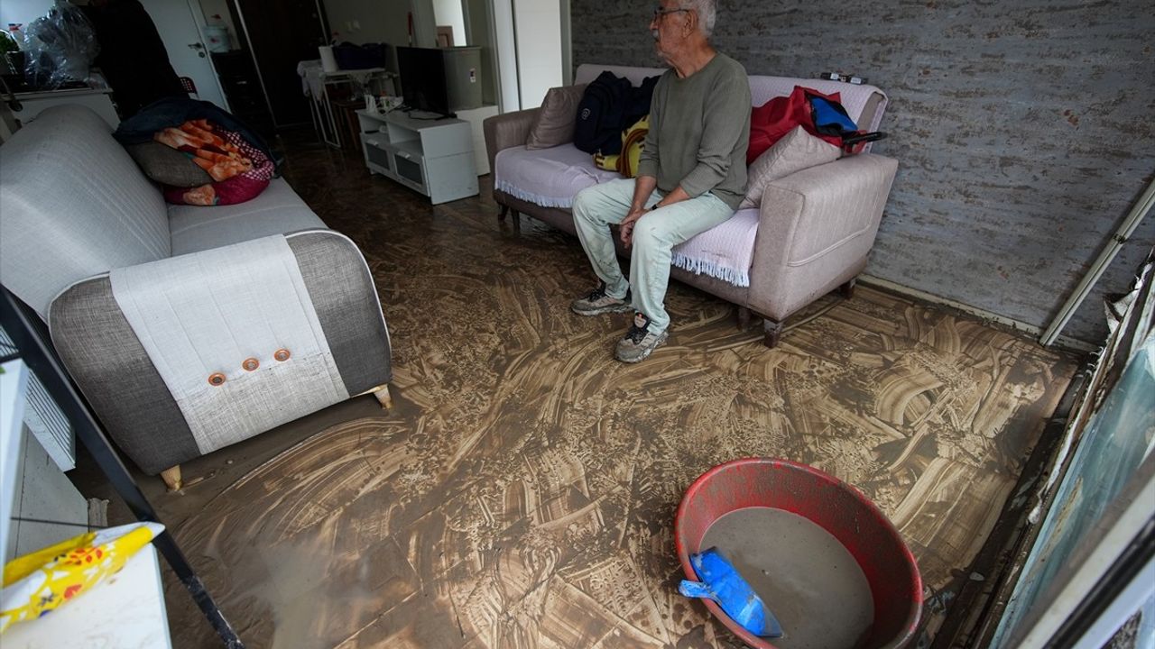 Bergama'da Sağanak Yağış Hayatı Olumsuz Etkiledi