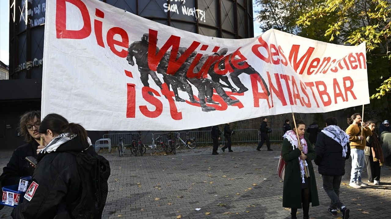 Berlin'de Filistin'e Destek Gösterisi Yapıldı