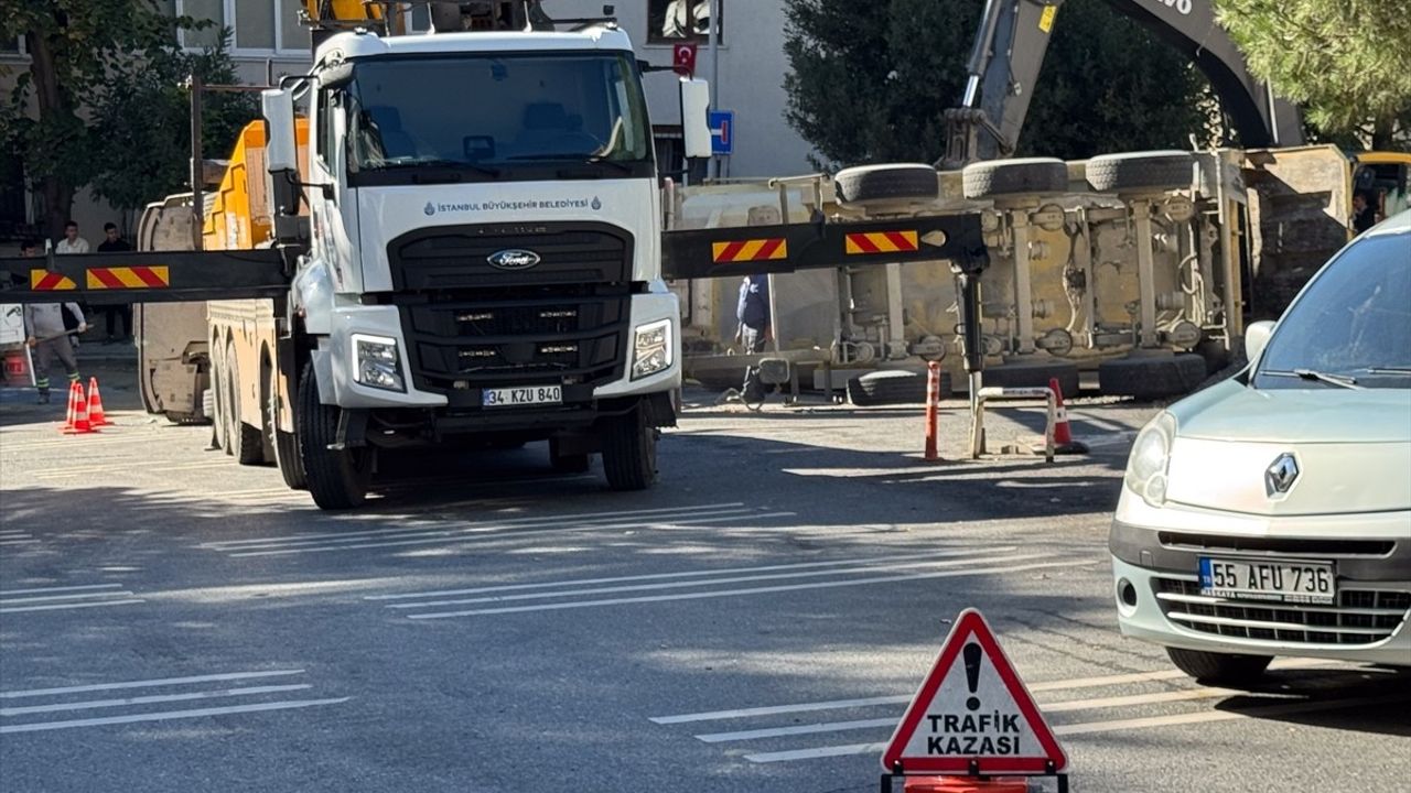 Beşiktaş'ta Kamyon Devrildi: Sürücü Yaralandı