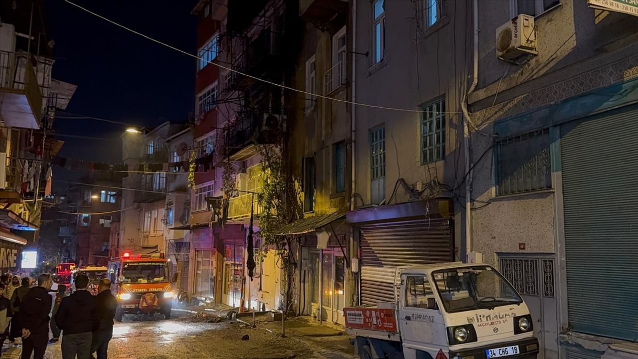 Beyoğlu'nda Havai Fişek Yangını: 6 Kişi Kurtarıldı