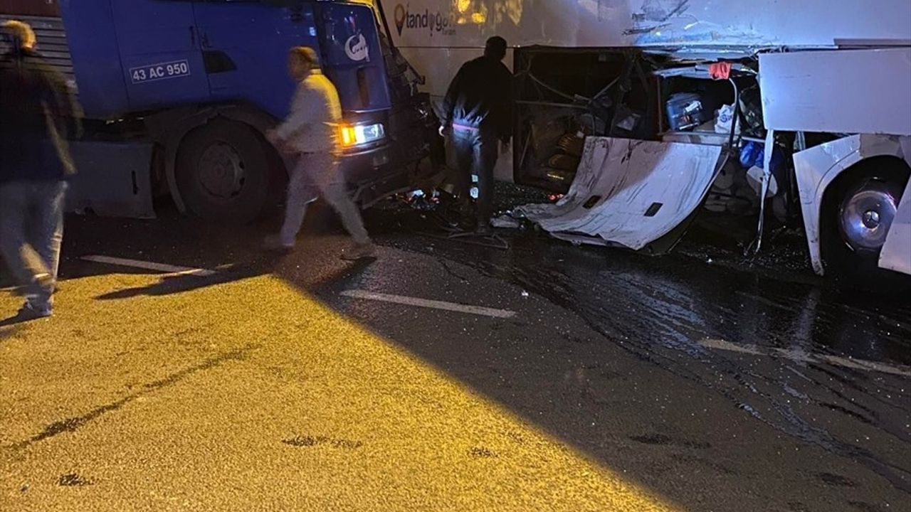 Bilecik’te Tur Otobüsü ve Tır Çarpıştı: 20 Yaralı