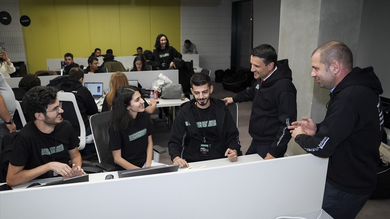 Bilişim Vadisi Genel Müdürü Erkam Tüzgen Hackathon'u Ziyaret Etti