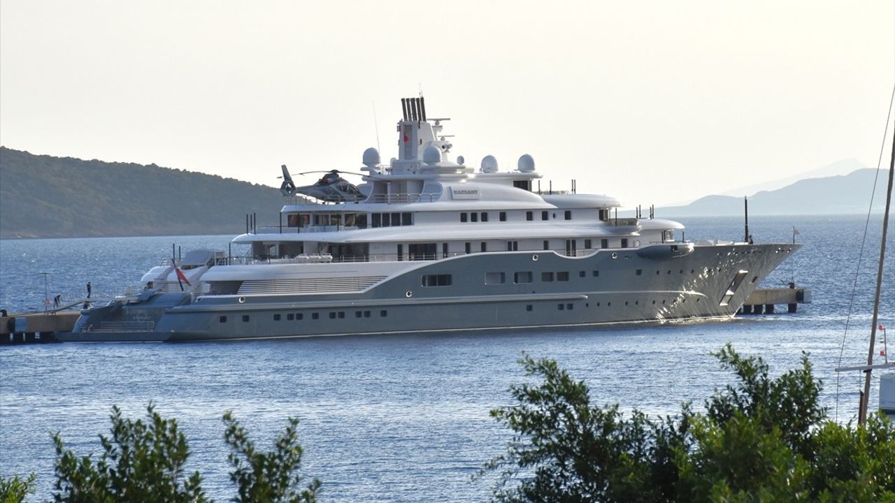 Bodrum'da Mega Yat 'Radiant' Yakıt İkmali Yaptı