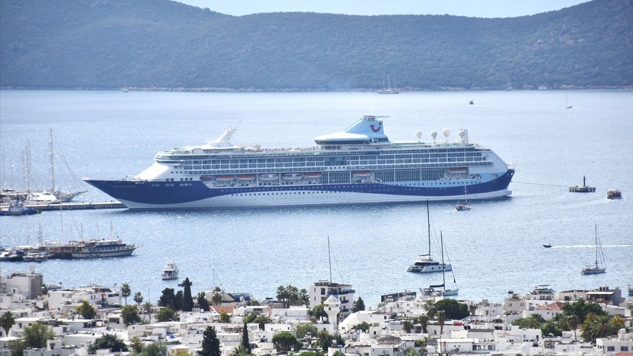Bodrum Limanı'na Marella Discovery 2 Kruvaziyeriyle Gelen 1722 Yolcu