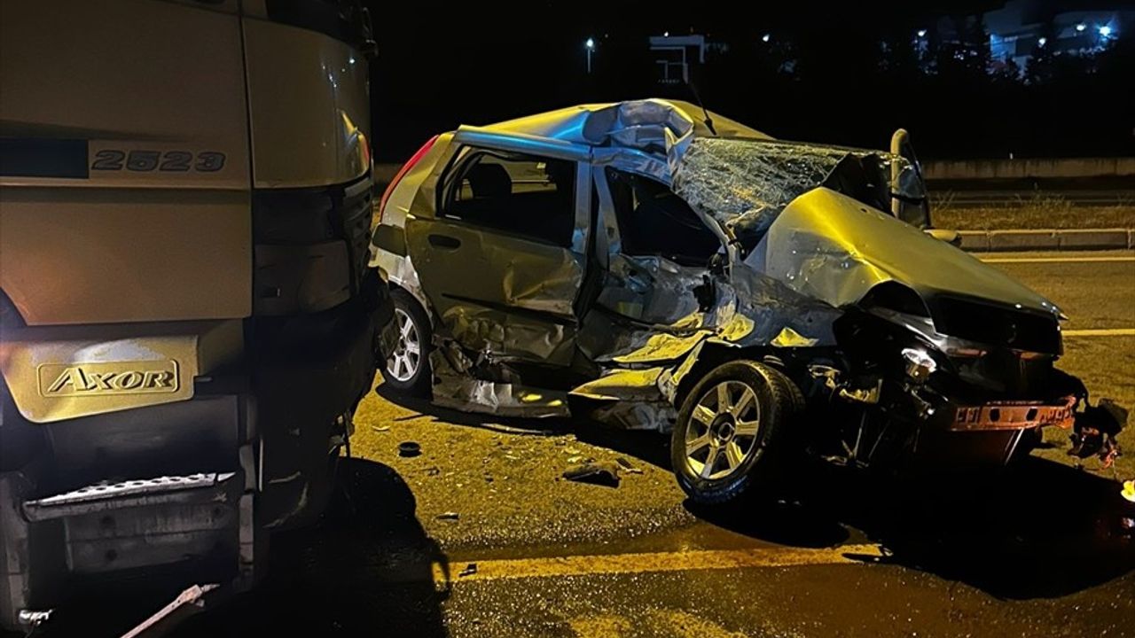 Bolu'da Otomobil-Kamyon Çarpışması: 1 Ölü