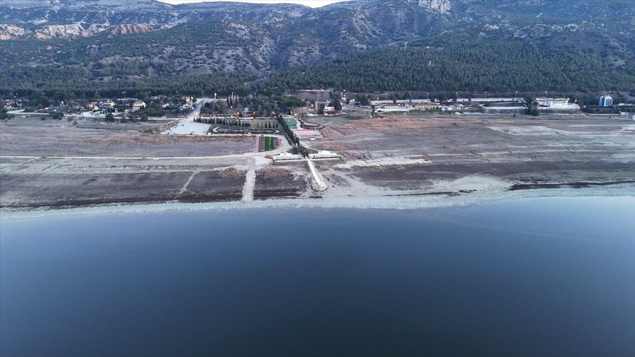 Burdur Gölü'nde Küçülme Sorunu: 50 Yılda Hacminin Yarısını Kaybetti