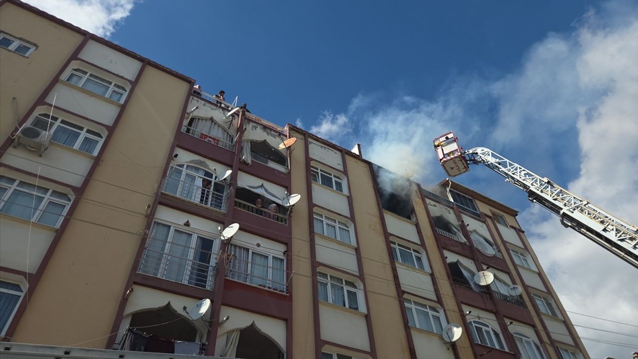 Bursa'da 5 Katlı Apartmanda Yangın Kontrol Altına Alındı