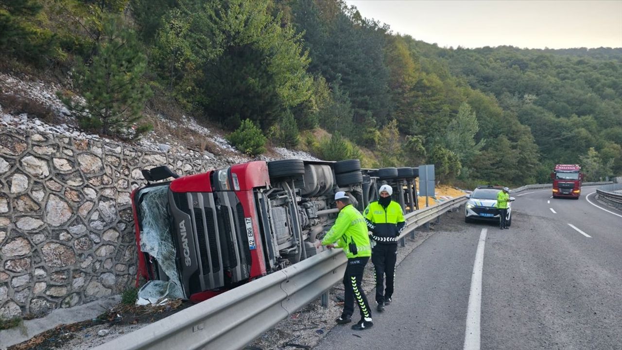Bursa'da Devrilen Tırda İki Kişi Ağır Yaralandı