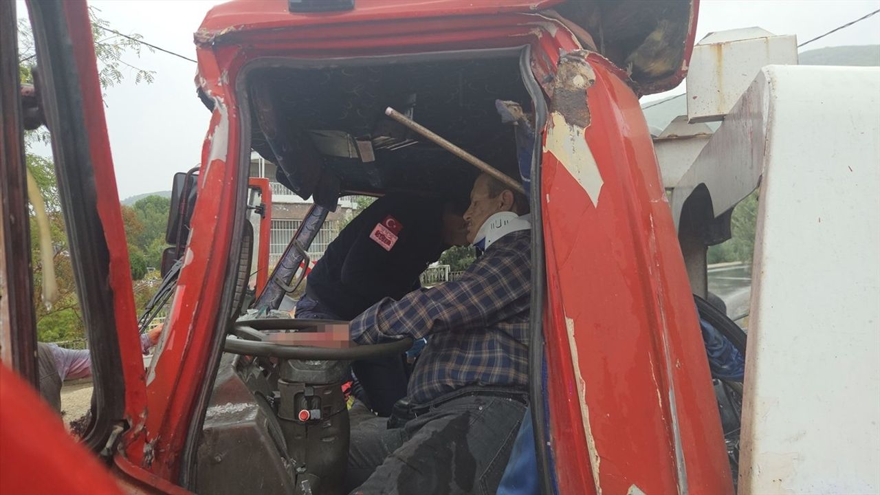 Bursa'da Kamyonet ve Çekici Kazası: 4 Yaralı