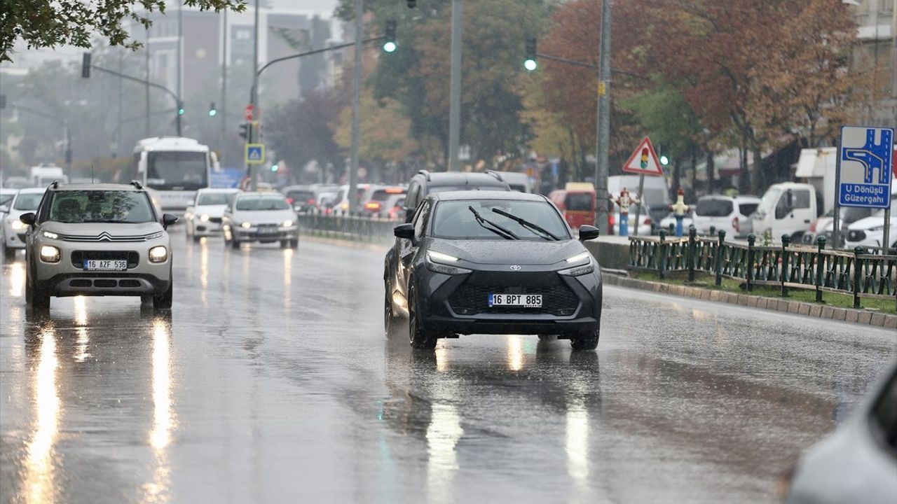 Bursa'da Sağanak Yağış Etkili Olmaya Başladı