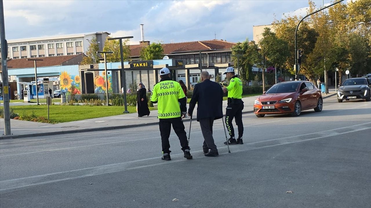 Bursa'da Trafik Polisi Yaşlı Bir Vatandaşa Yardım Etti