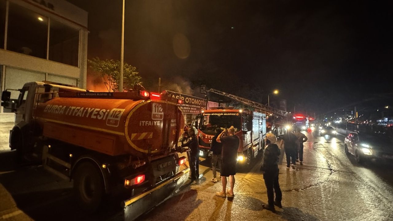 Bursa'da Yedek Parça Satış Yerinde Yangın Çıktı