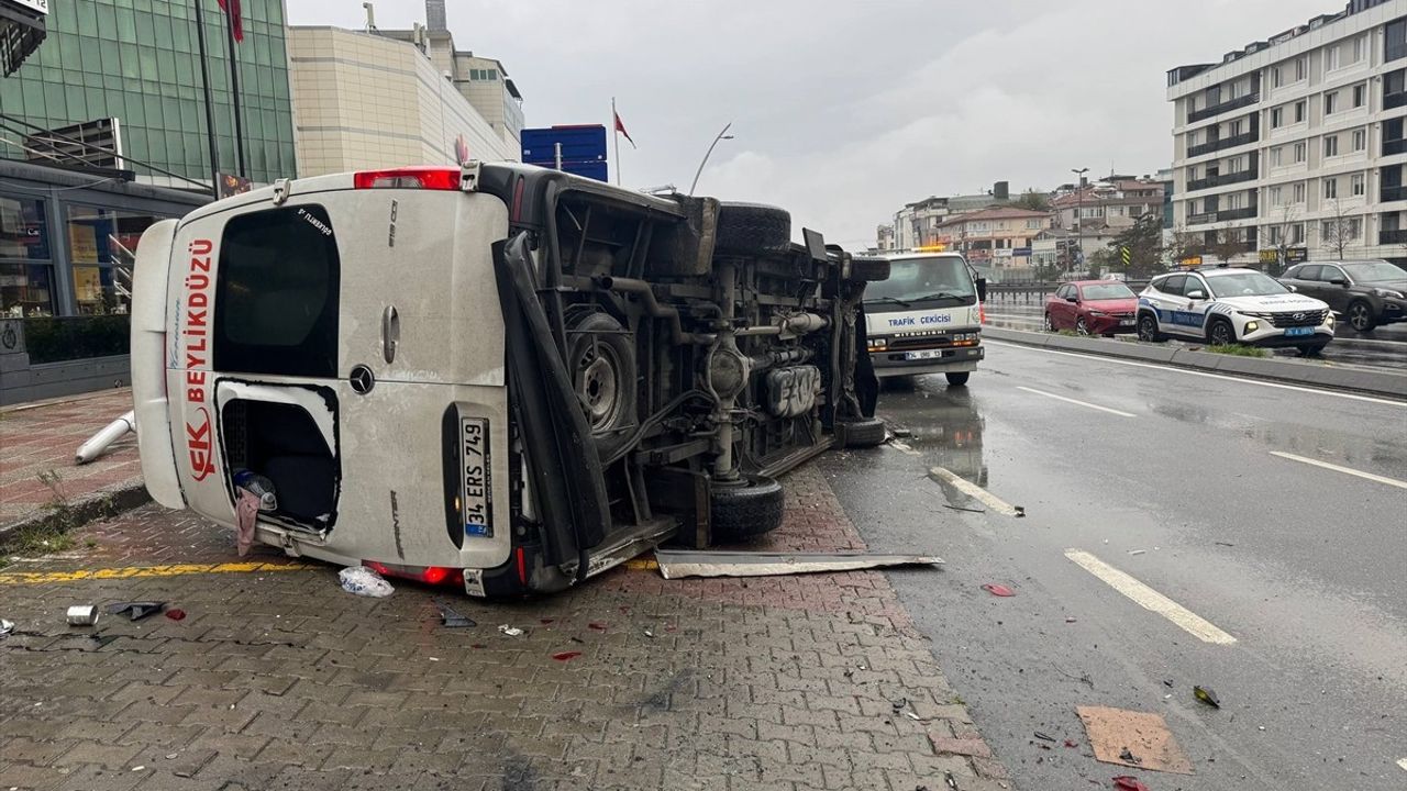 Büyükçekmece'deki Minibüs Kazası: İki Yaralı