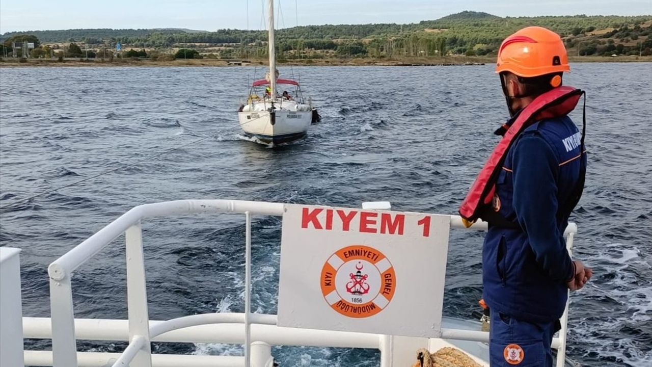 Çanakkale Boğazı'ndaki Sürüklenen Tekne Kurtarıldı