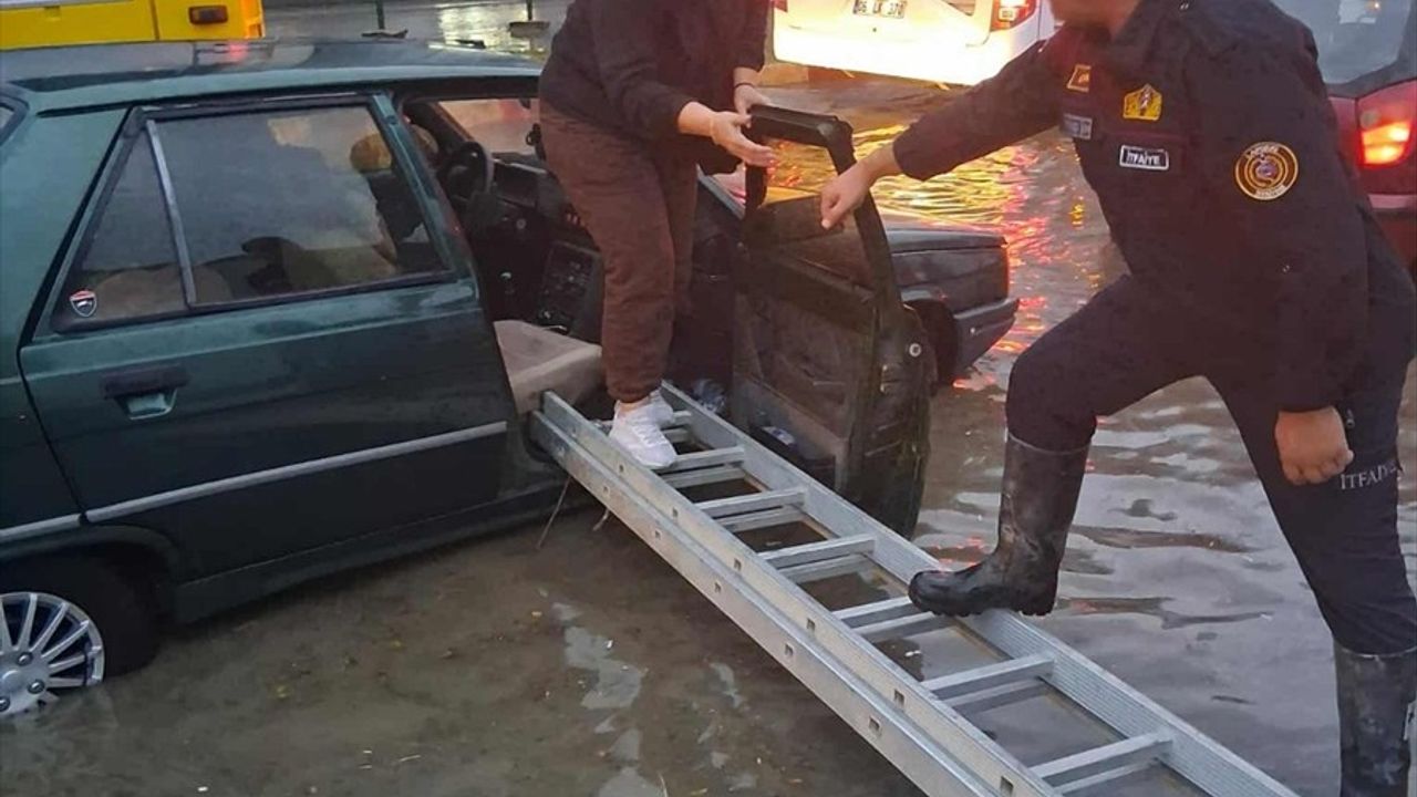 Çanakkale'de Gök Gürültülü Sağanak Yağış