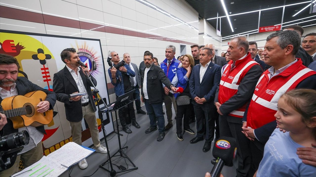 CHP Genel Başkanı Özel, Metro Hattının Test Sürüşüne Katıldı