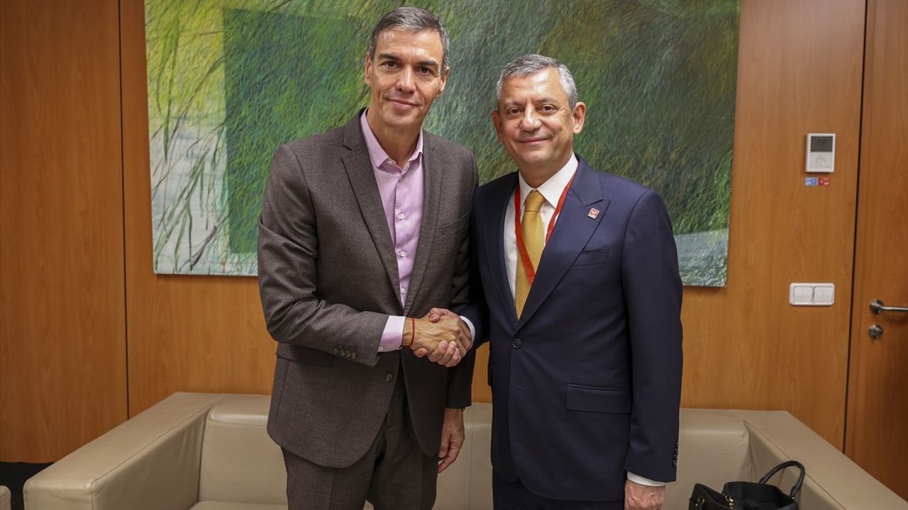 CHP Genel Başkanı Özgür Özel, İspanya Başbakanı Pedro Sanchez ile Madrid'de Görüştü