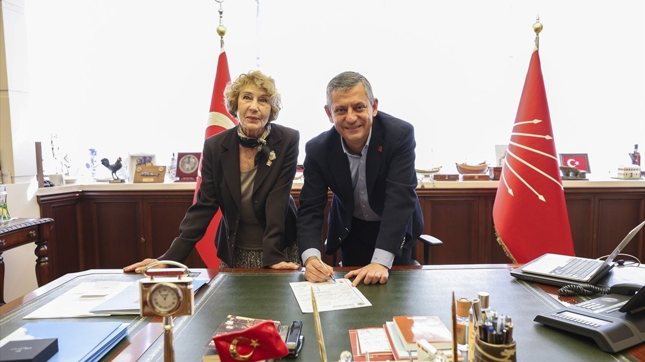 CHP Lideri Özgür Özel'den Ayşe Kulin'e Üyelik Rozeti