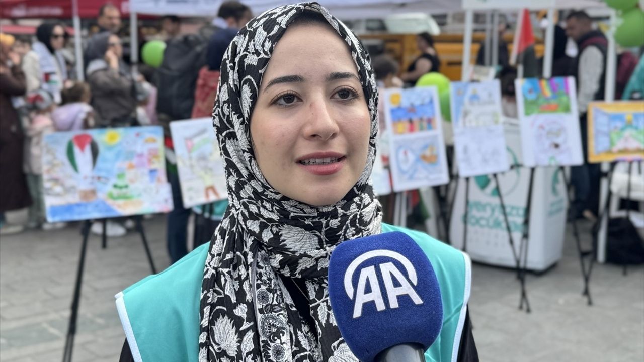 Çocukların Gazze’ye Dair Resim Sergisi Eminönü’ndeki Etkinlikte Yer Aldı