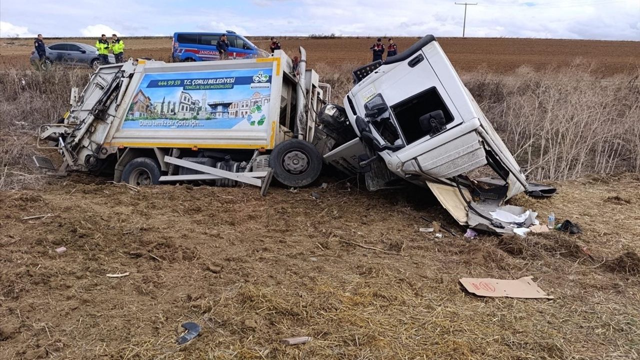 Çorlu'da Çöp Kamyonu Devrildi, Üç İşçi Yaralandı