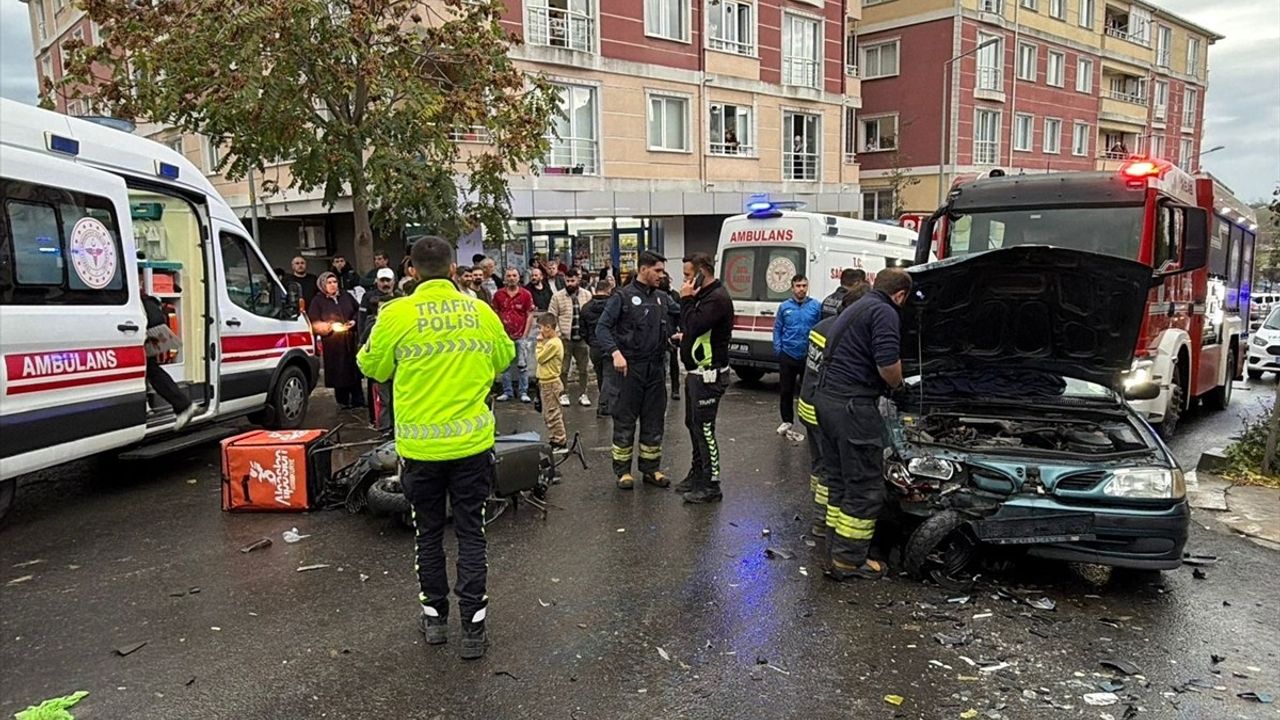 Çorlu'da Motosiklet ve Otomobil Çarpıştı: 2 Yaralı