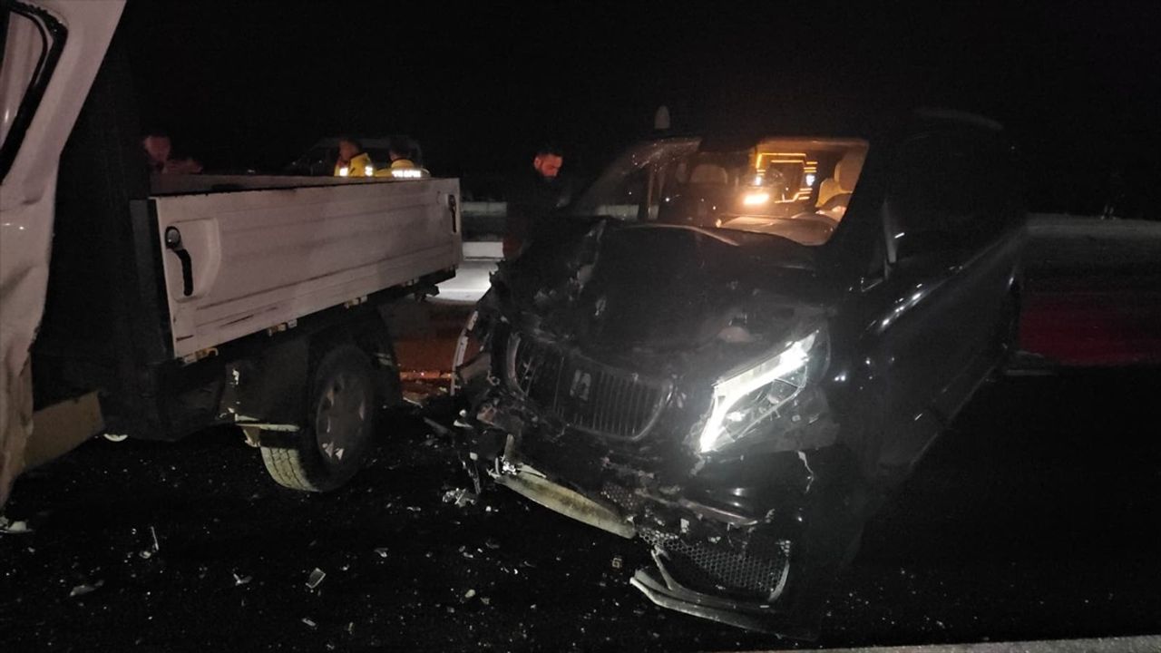 Çorum'da Kamyonet ile Minibüs Çarpıştı: 7 Yaralı