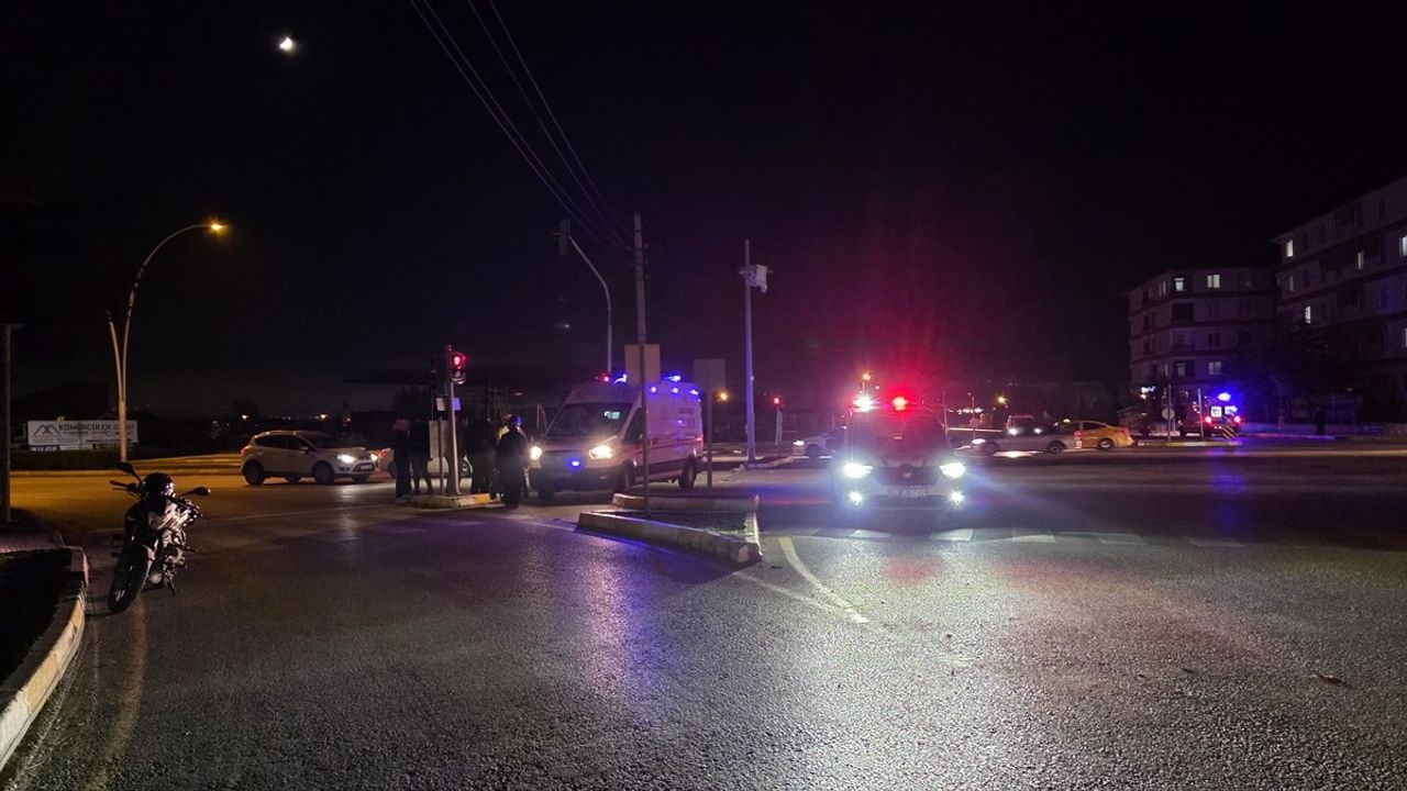 Çorum'da Motosiklet Devrildi, İki Kişi Yaralandı