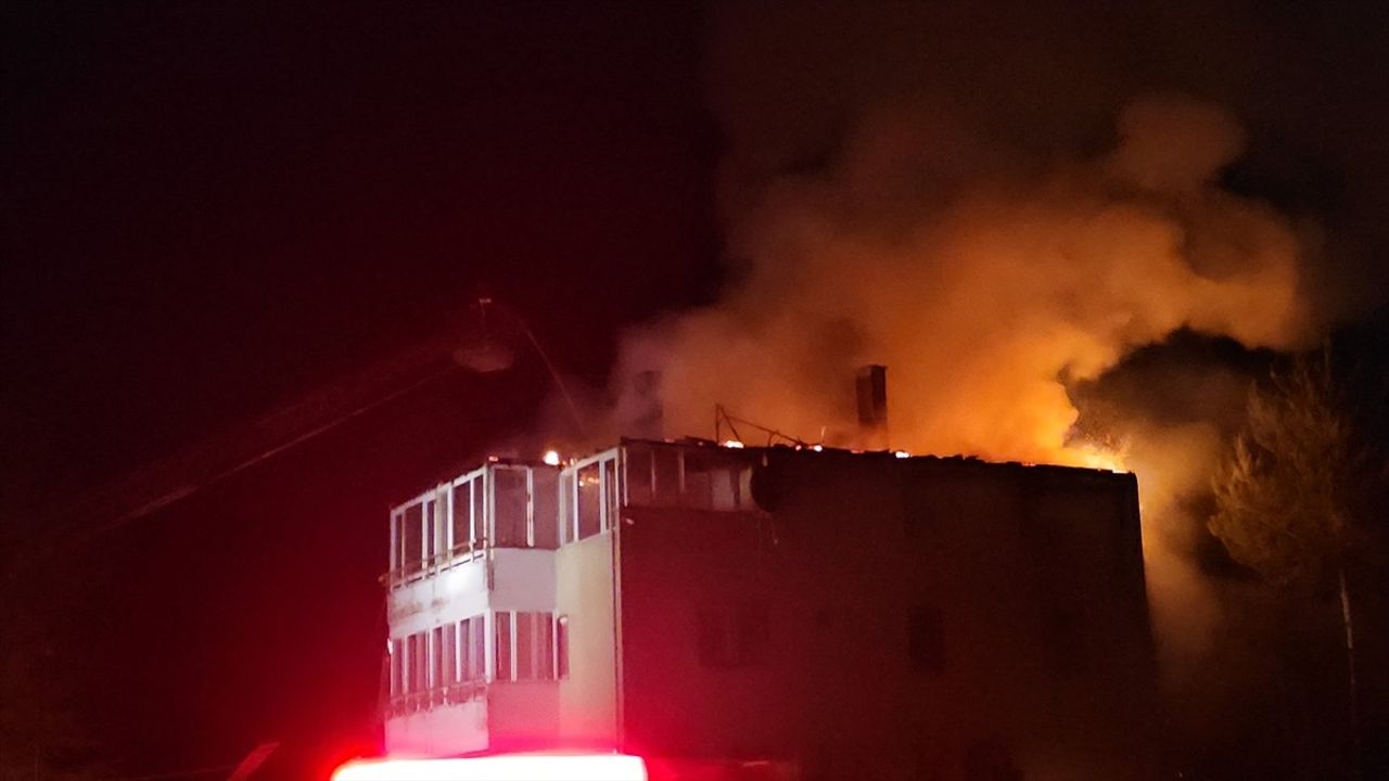 Çorum'da Yıldırım Düşmesi Sonucu Yangın Çıktı