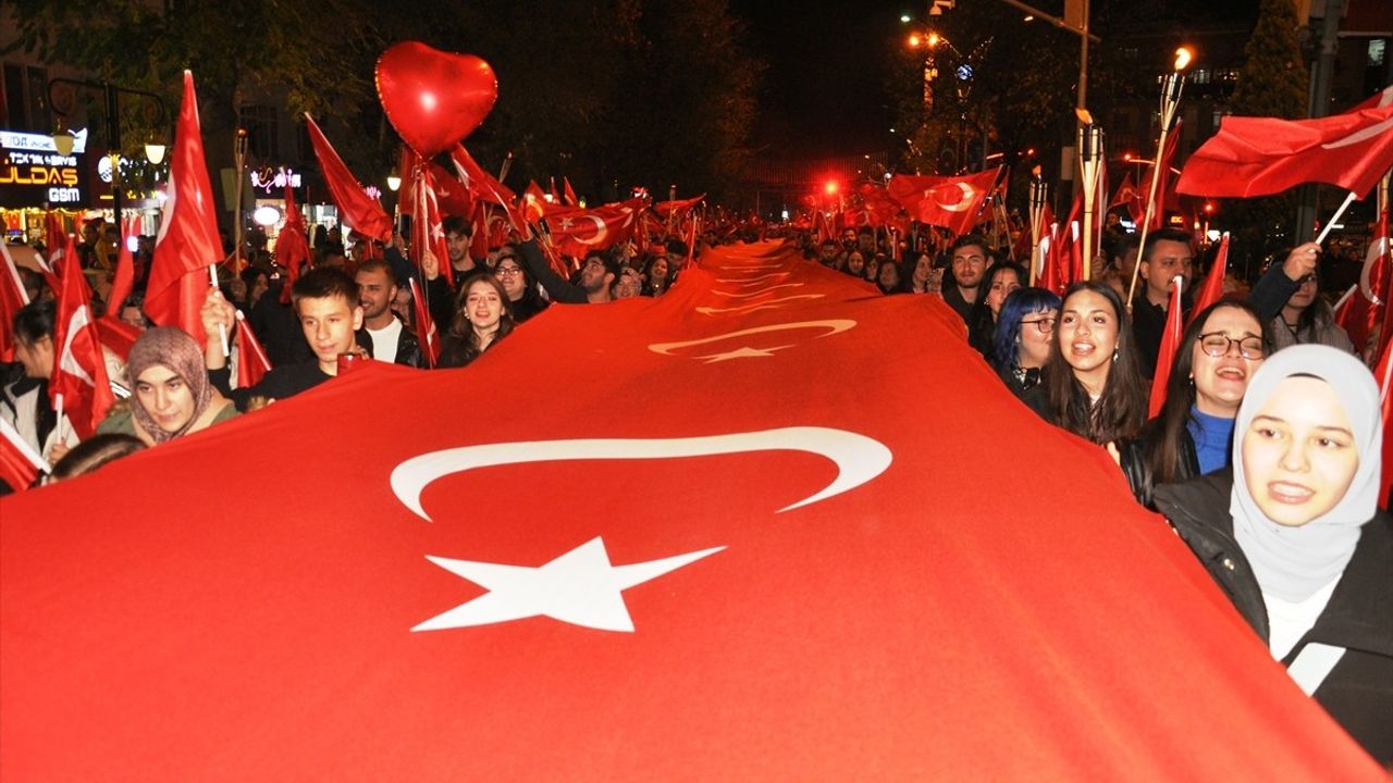 Cumhuriyet Bayramı Coşkusu: Kütahya ve Çanakkale'de Fener Alayı Eğlencesi