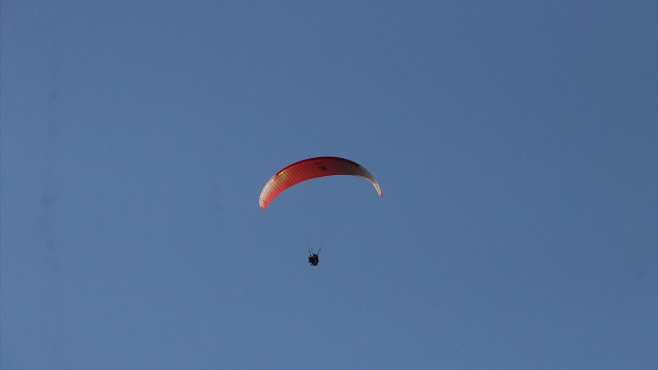 Cumhuriyet Bayramı Kutlaması: Efe Kıyafetleriyle Yamaç Paraşütü