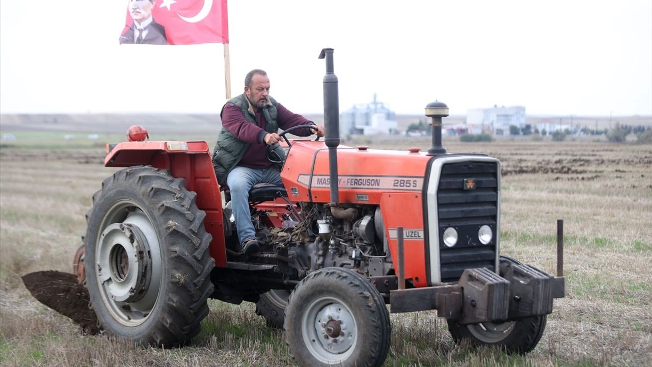 Cumhuriyet İçin Tarlasında Mesaj Yazdı