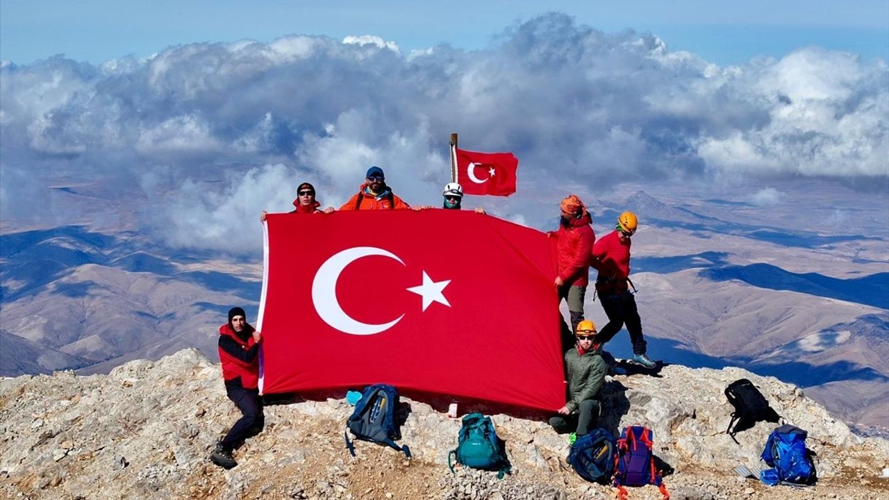 Cumhuriyet'in 102. Yılında Emler Zirvesi'nde Tırmanış