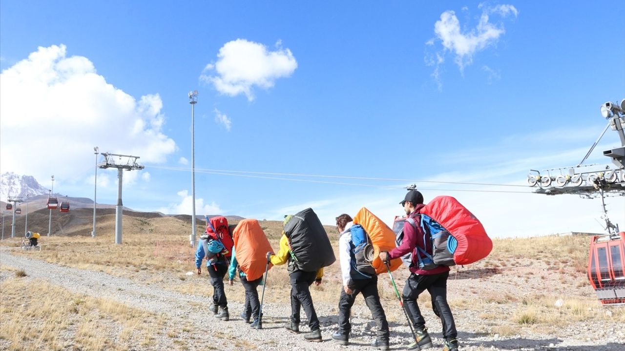 Cumhuriyetin 102. Yılında Erciyes Zirvesine Tırmanış