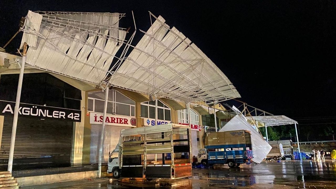 Demre'de Sağanak ve Hortum Hayatı Olumsuz Etkiledi