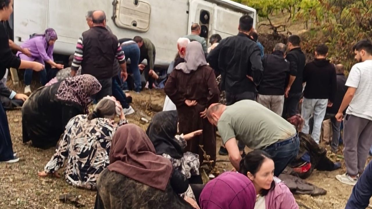 Denizli'de Midibüs Devrildi: 1 Ölü, 32 Yaralı