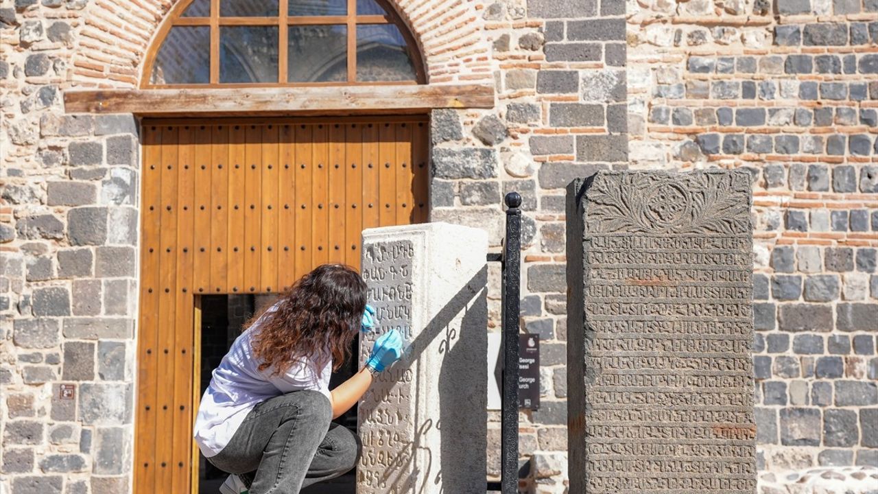 Diyarbakır'da İnşaat Kazısında Mezar Kapağı Bulundu