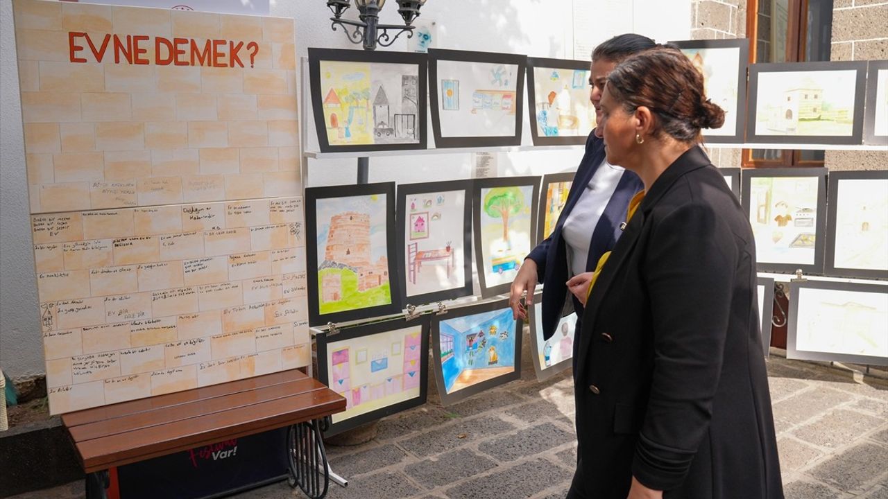 Diyarbakır'da Tutuklu Gençlerin Eserleri Sergilendi