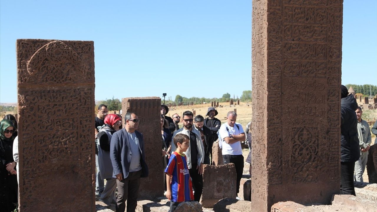 Doğaseverler Ahlat'taki Tarihi Mekanları Keşfetti